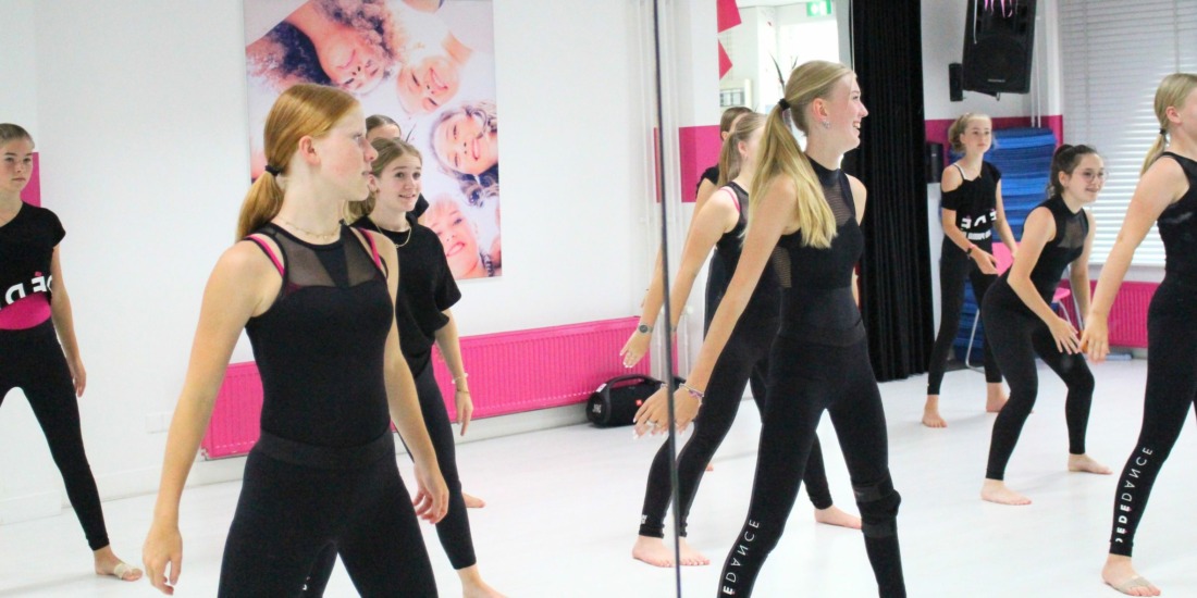 DeDe Dance header