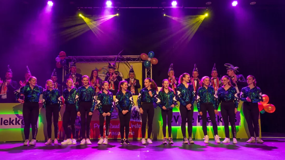 Optreden DéDé Dance tijdens de kolderieke avond in asten