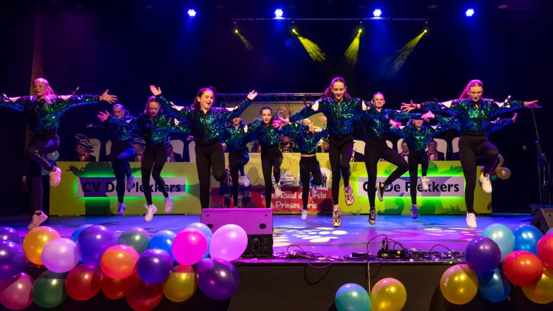 Optreden DéDé Dance tijdens de kolderieke avond in asten