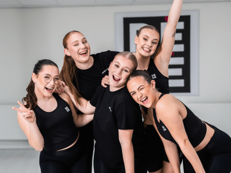 lachende gezichten bij de level 4-5 dance ballet groep