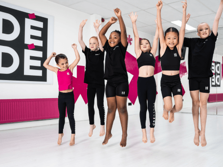 de level 2-3 dance ballet groep springen in de lucht