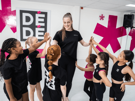 de level 2-3 dance ballet groep met hun lerares