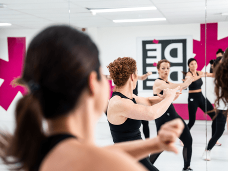 vrouw danst is spiegel tijdens een Fiesta WorkOut
