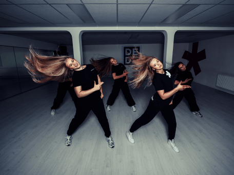 dames gooien met hun haren tijdens urban dans