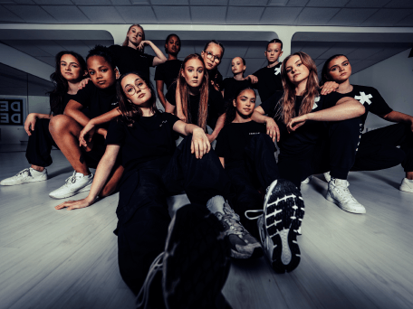 stoere pose van de hele groep van Urban dans