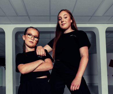stoere pose van de 2 meiden van urban dans